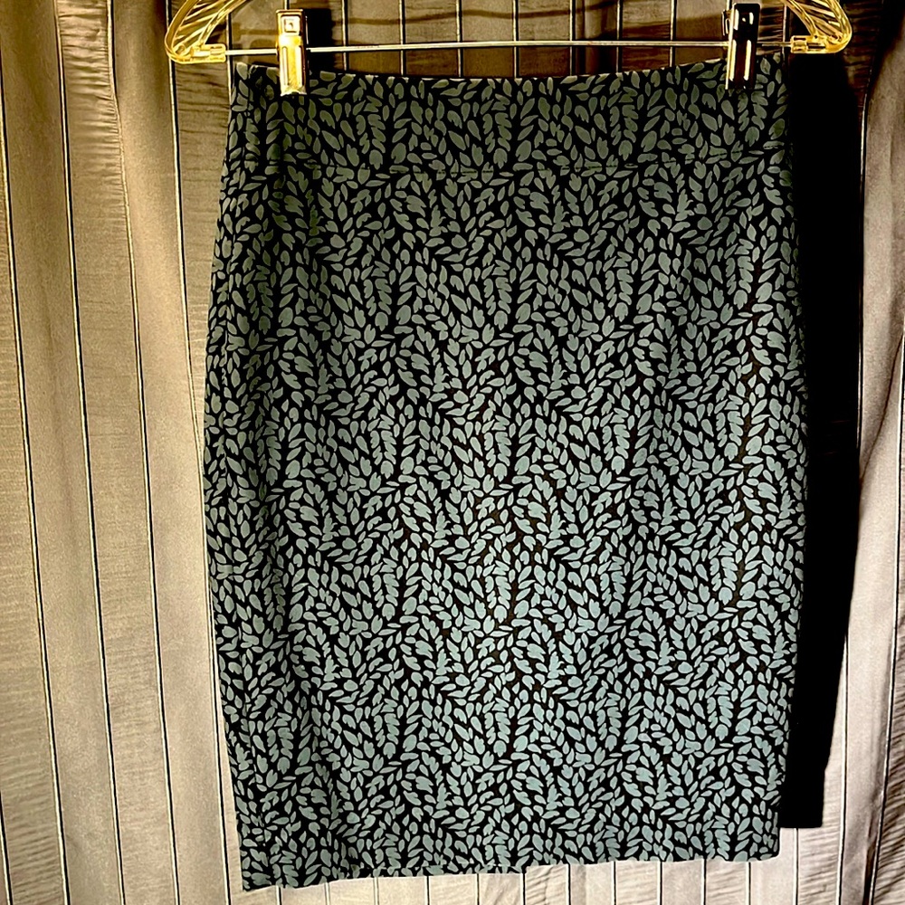LOFT leaf print pencil skirt Size 00.  Black and grayish-green color.